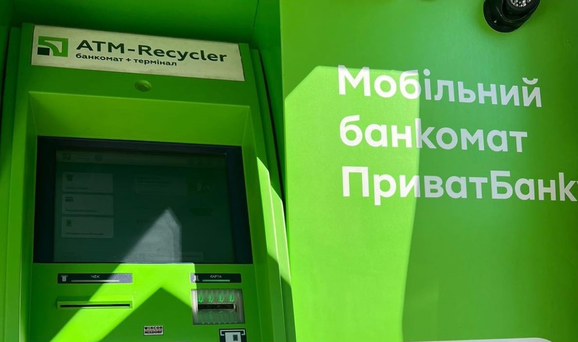 Працює без електрики: ПриватБанк встановлює мобільний банкомат в прифронтових регіонах