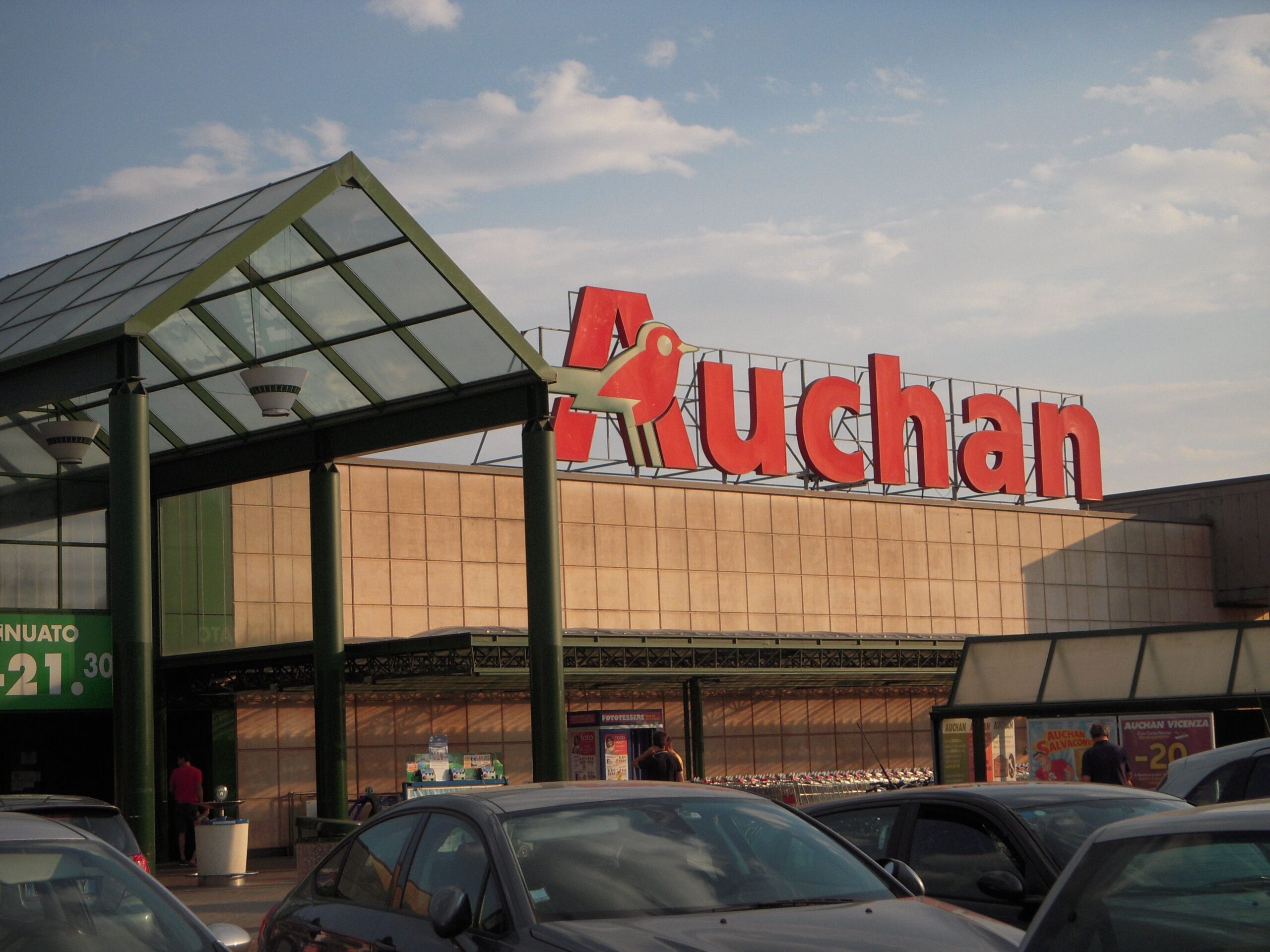 Auchan виставив на продаж свою російську 
