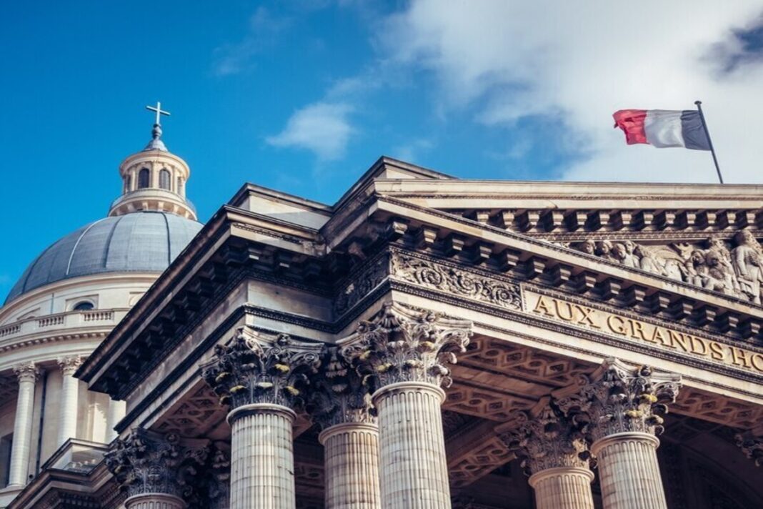 Франція планує розглянути використання заморожених активів РФ на допомогу Україні / Фото: Freepik