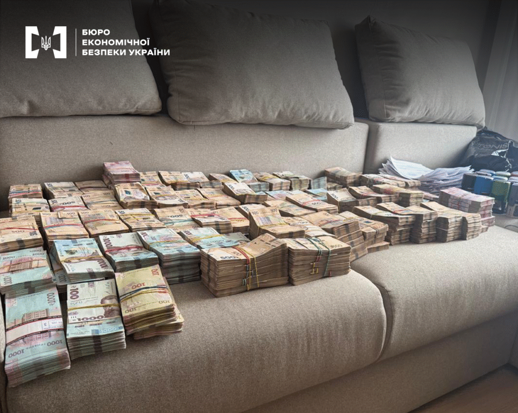 Збитки у 60 млн грн державі: БЕБ викрило масштабний конвертаційний центр в Київській області / Фото: БЕБ