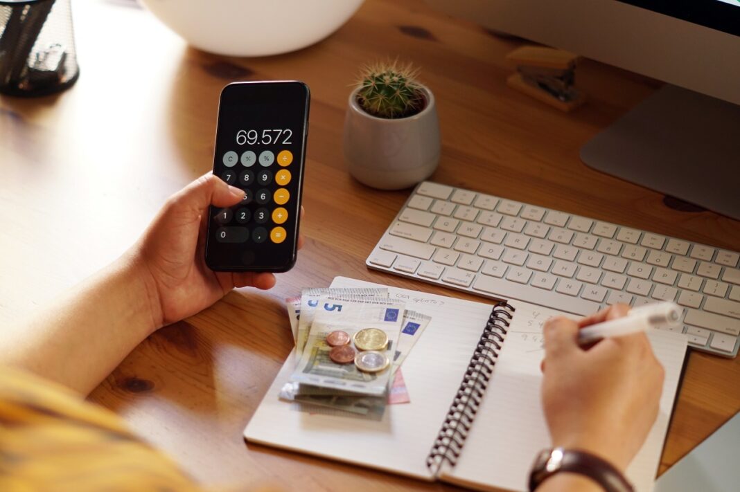 Українці продовжують довіряти валютним заощадженням (фото: freepik)