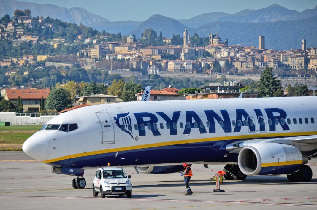 Ryanair запроваджує штраф у 500 євро за неналежну поведінку на борту / Фото: Freepik