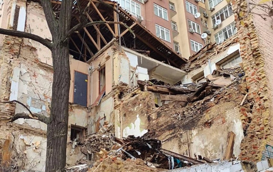 Напівзруйнований будинок у Києві