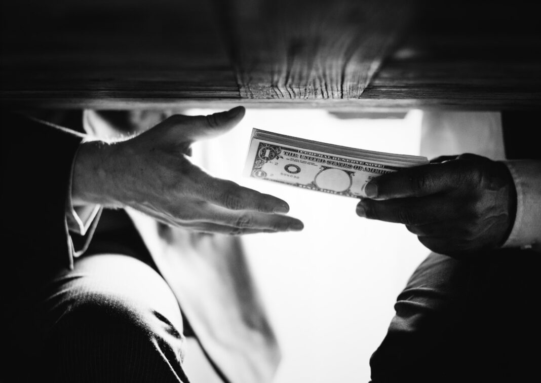 Посадовцю Міноборони повідомили про підозру в отриманні $1,3 млн