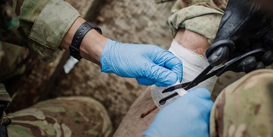 В Україні зростуть зарплати медикам, які працюють у зонах ризику