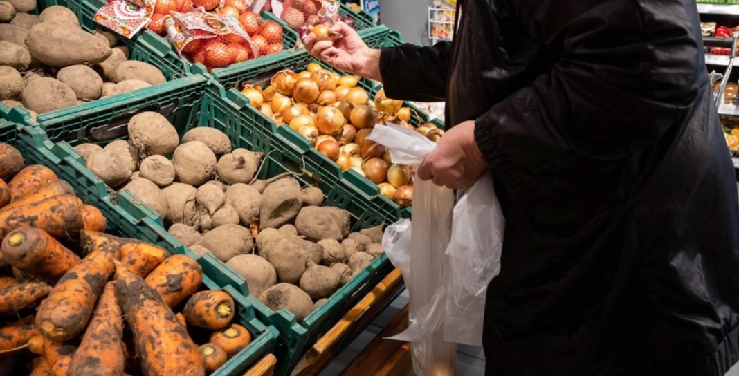 Українці все більше економлять на продуктах харчування