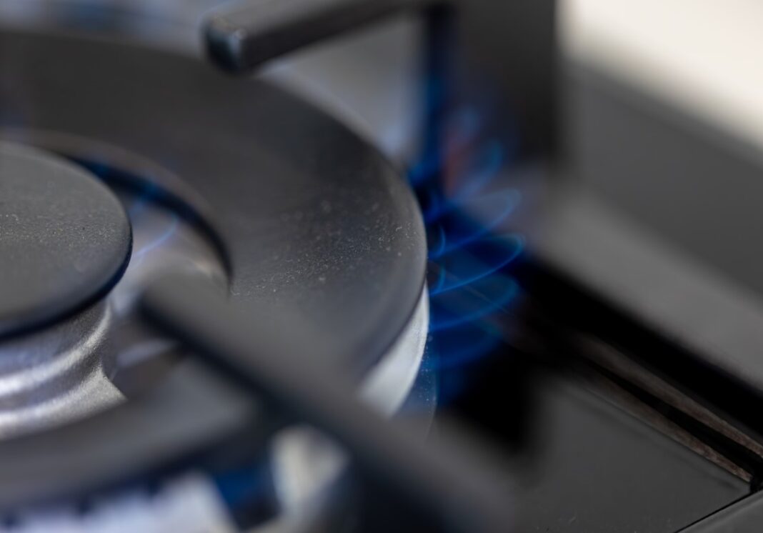 Нафтогаз та Укренерго закликають українців економити газ та світло