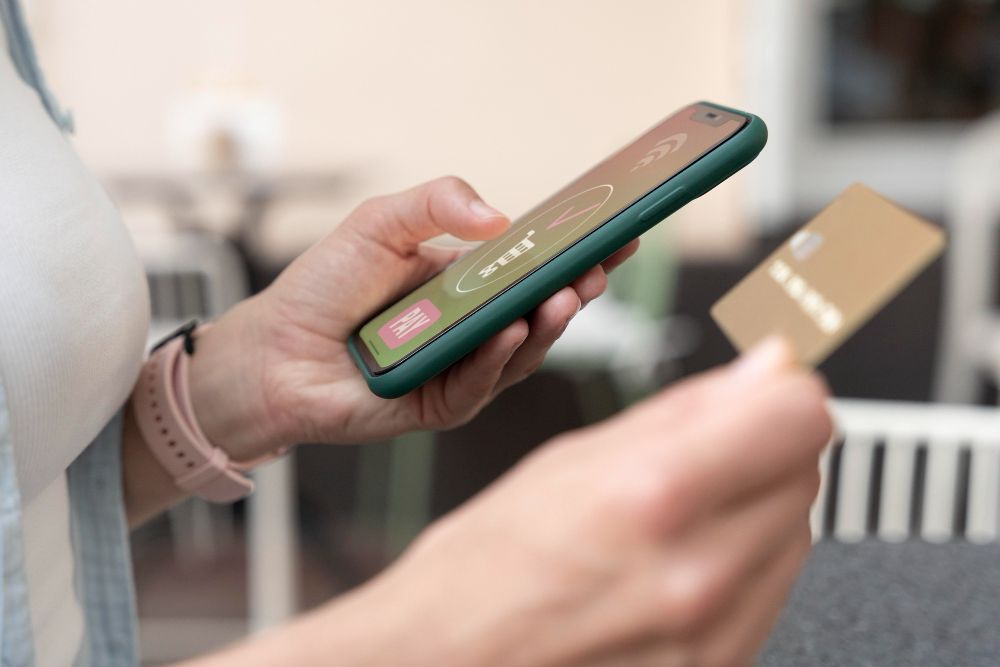 ПриватБанк запровадив оплату Tap to Phone у мережі магазинів 