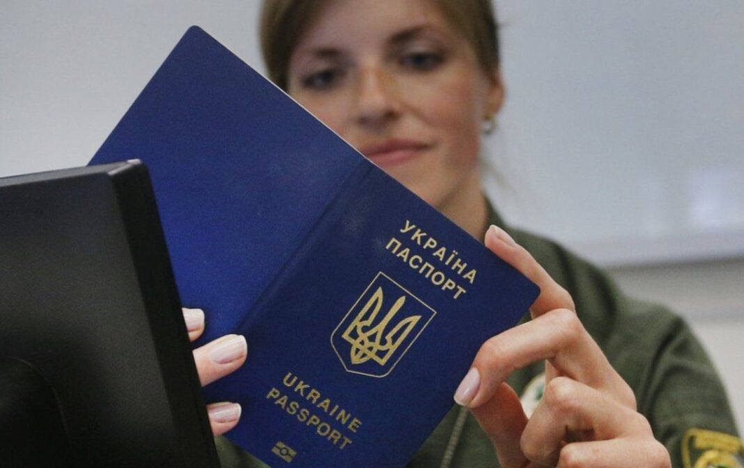 В Україні спрощено процедуру отримання українських паспортів для громадян із ТОТ
