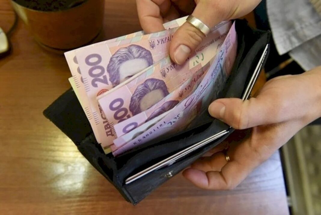 Роботодавцям хочуть заборонити урізати оклади в односторонньому порядку