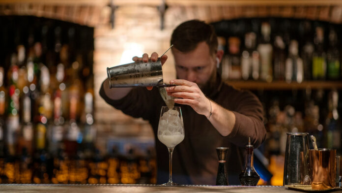 Бармен / Фото: unsplash Бармен / Фото: unsplash