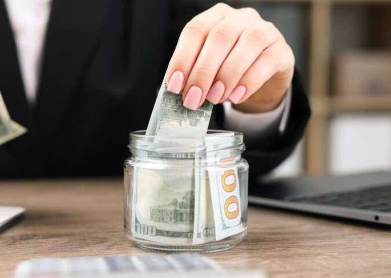 За квітень сума на рахунках українців зросла на 40,1 млрд грн