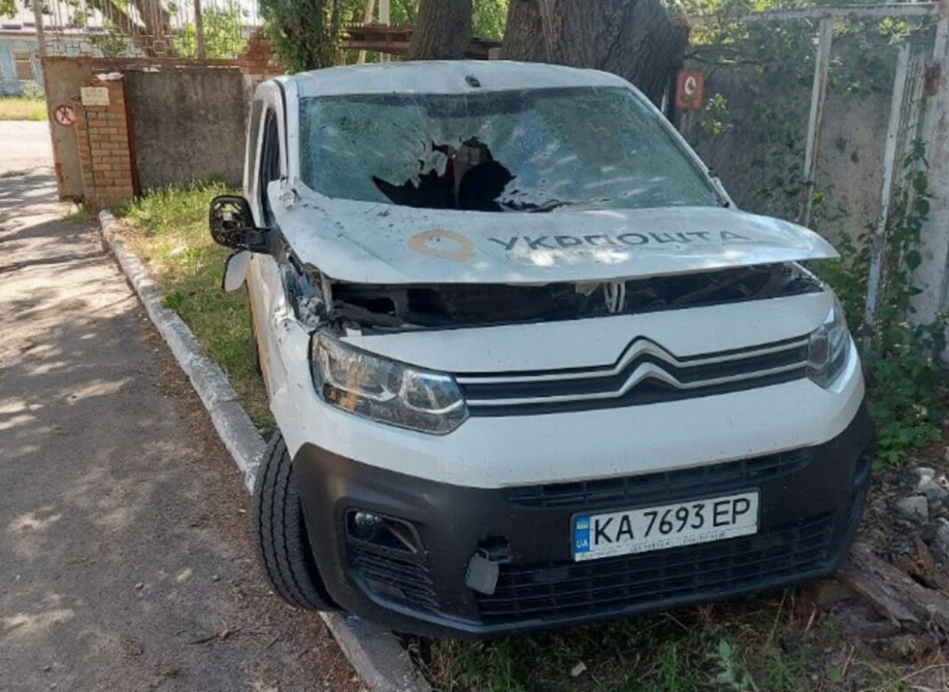 Пересувне відділення Укрпошти після атаки дрона / Фото: Укрпошта