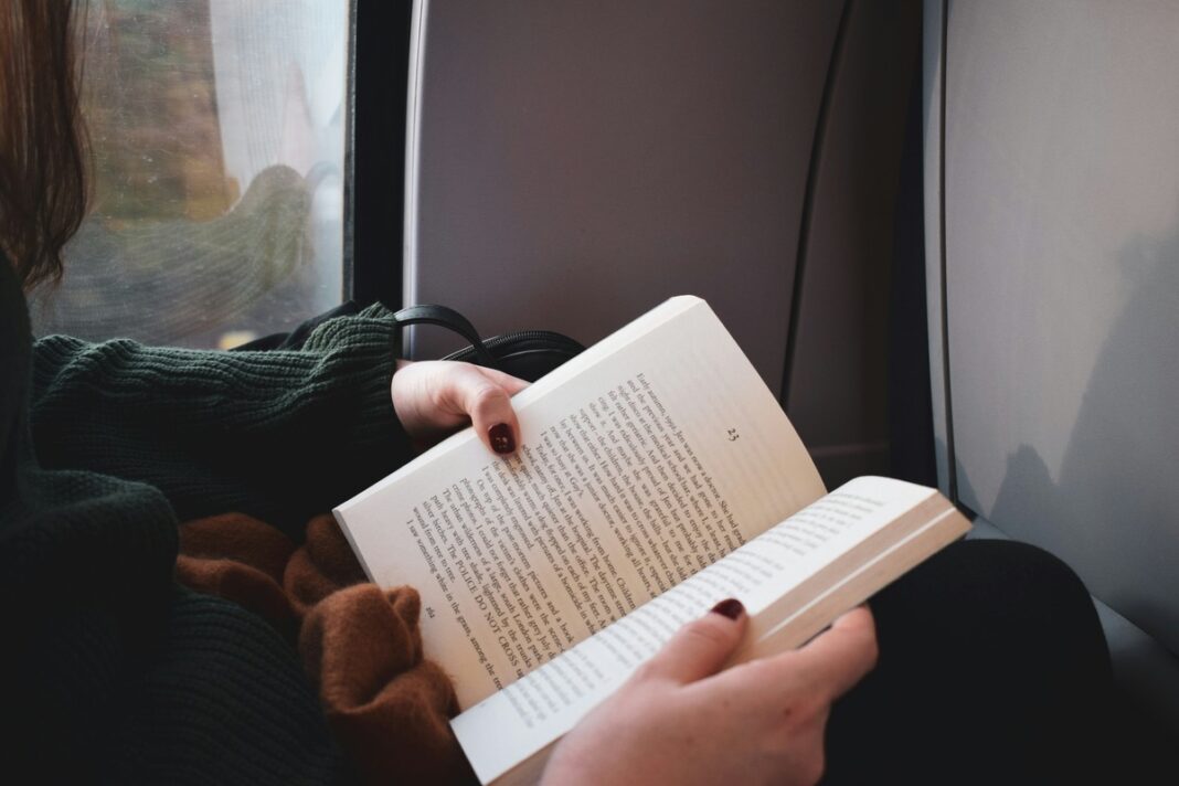 Книга в поїзді
